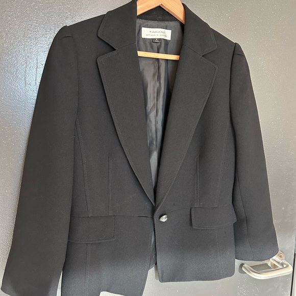 Tahari size 6 fitted blazer in great used condition classic one button sleek - Picture 5 of 12